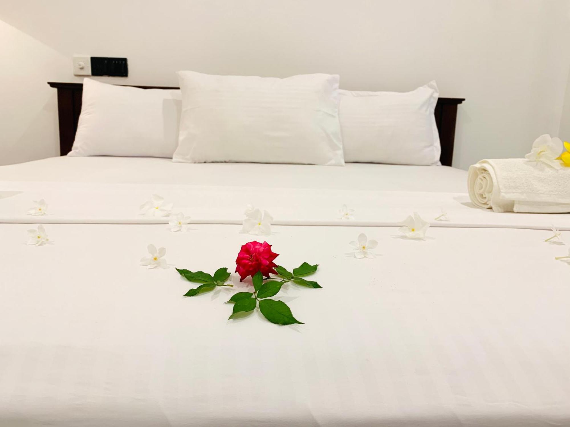 Kavin Beach Hotel Hikkaduwa Esterno foto
